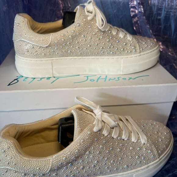 Betsy Johnson Sidney Ivory sneaker size 8.5. NWOT. - Picture 6 of 8